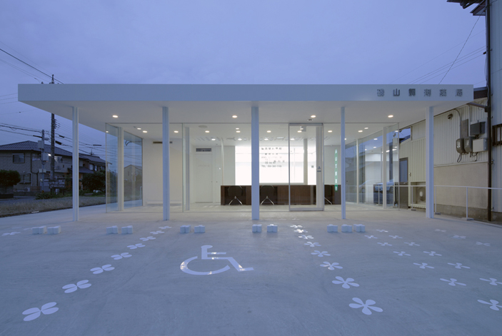 三重県の調剤薬局のガラス張りの外観デザイン